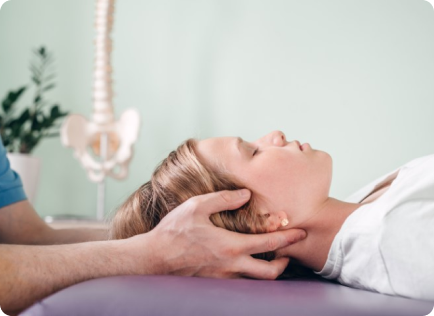 Frau erhält osteopathische Behandlung